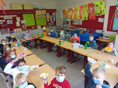 Die Klassen 2 kochen Apfelmus