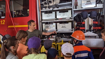 Die Klassen 4a und 4b bei der Feuerwehr